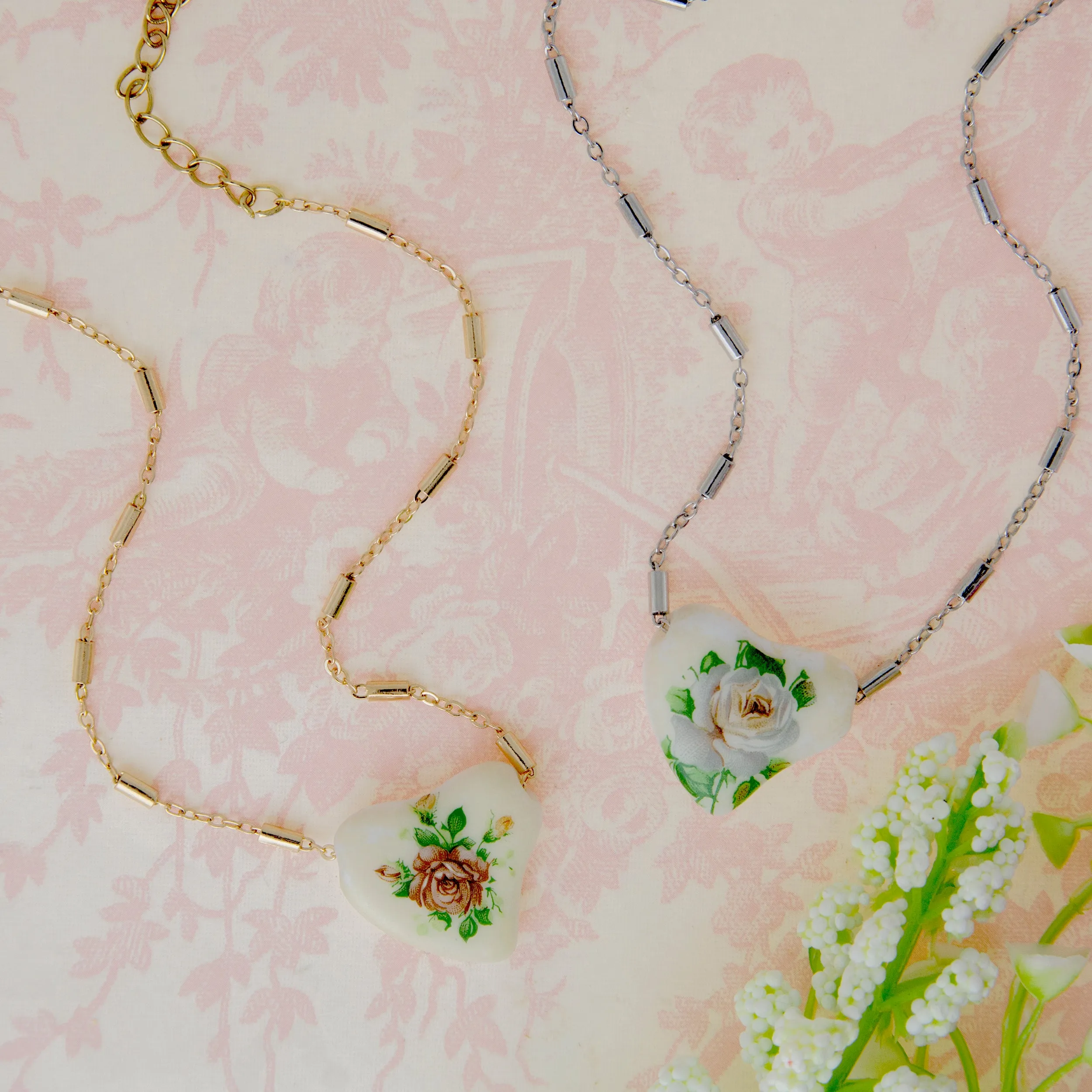 1928 Jewelry 85' Porcelain Heart & Rose Pendant Necklace 15"   3" Extension
