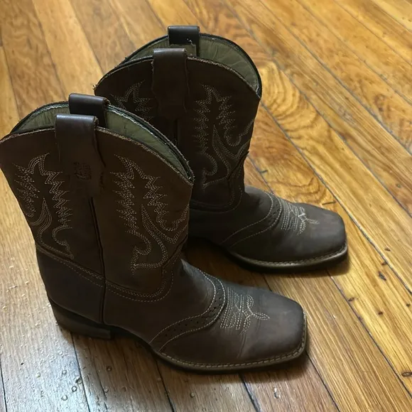 Cowboy boots for Boris size 2