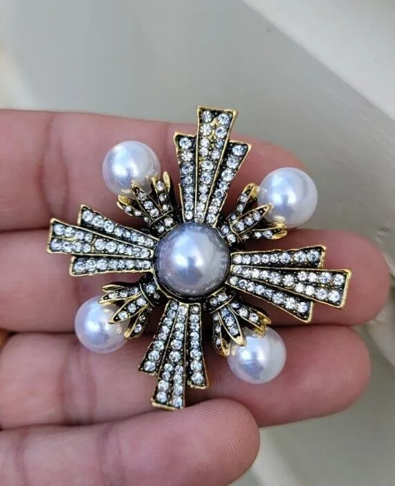 Cross Royal Brooch Vintage Look Gold Plated King Design Broach Celebrity Pin K34