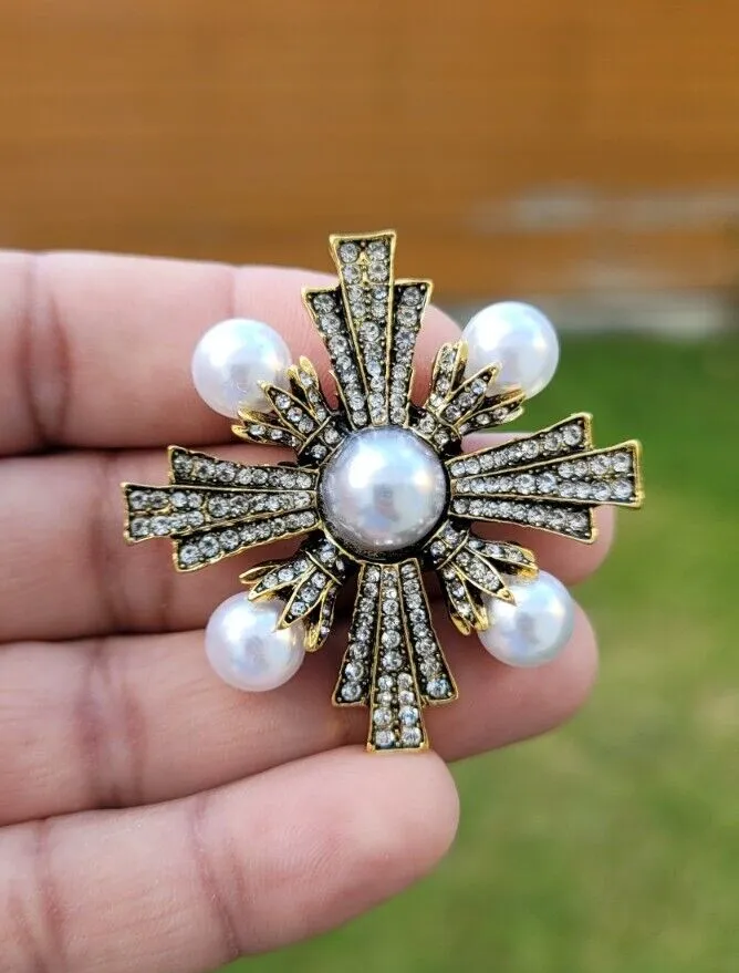 Cross Royal Brooch Vintage Look Gold Plated King Design Broach Celebrity Pin K34