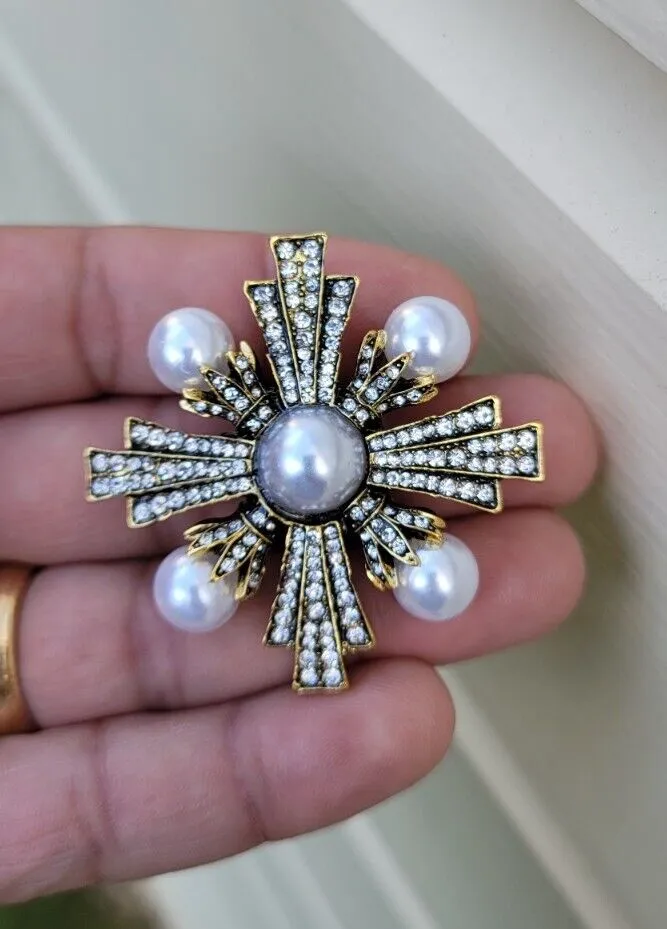 Cross Royal Brooch Vintage Look Gold Plated King Design Broach Celebrity Pin K34