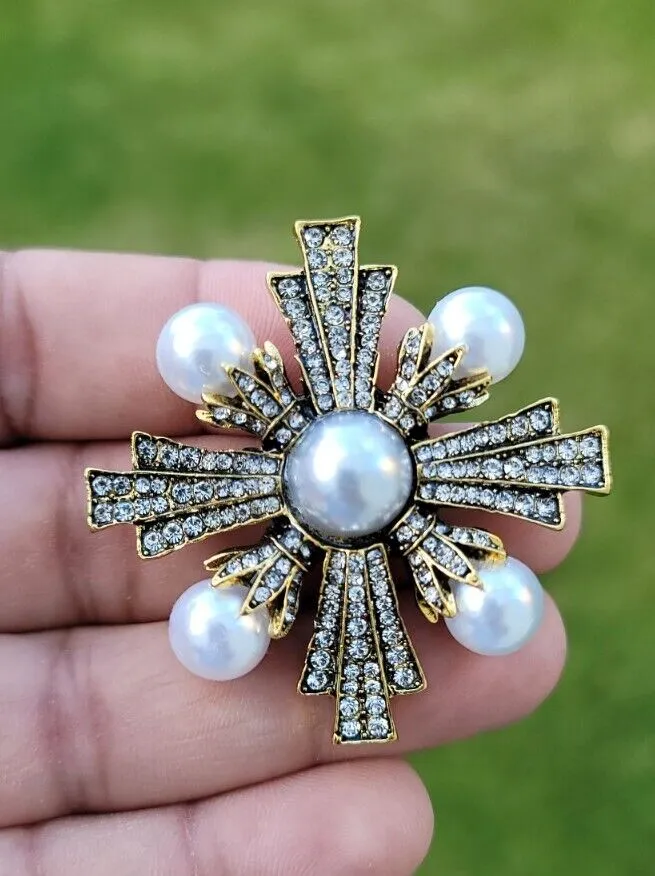 Cross Royal Brooch Vintage Look Gold Plated King Design Broach Celebrity Pin K34