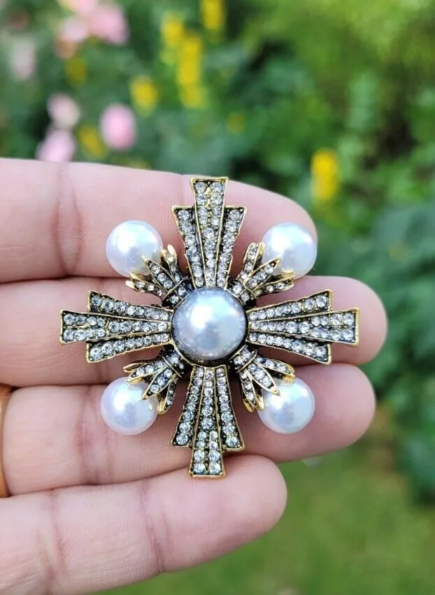 Cross Royal Brooch Vintage Look Gold Plated King Design Broach Celebrity Pin K34