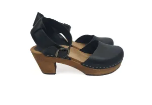 Funkis black enclosed toe clogs size 39