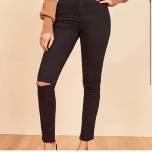 Harper High Rise Skinny JeansSize: 26Color: Faded Black Destroyed