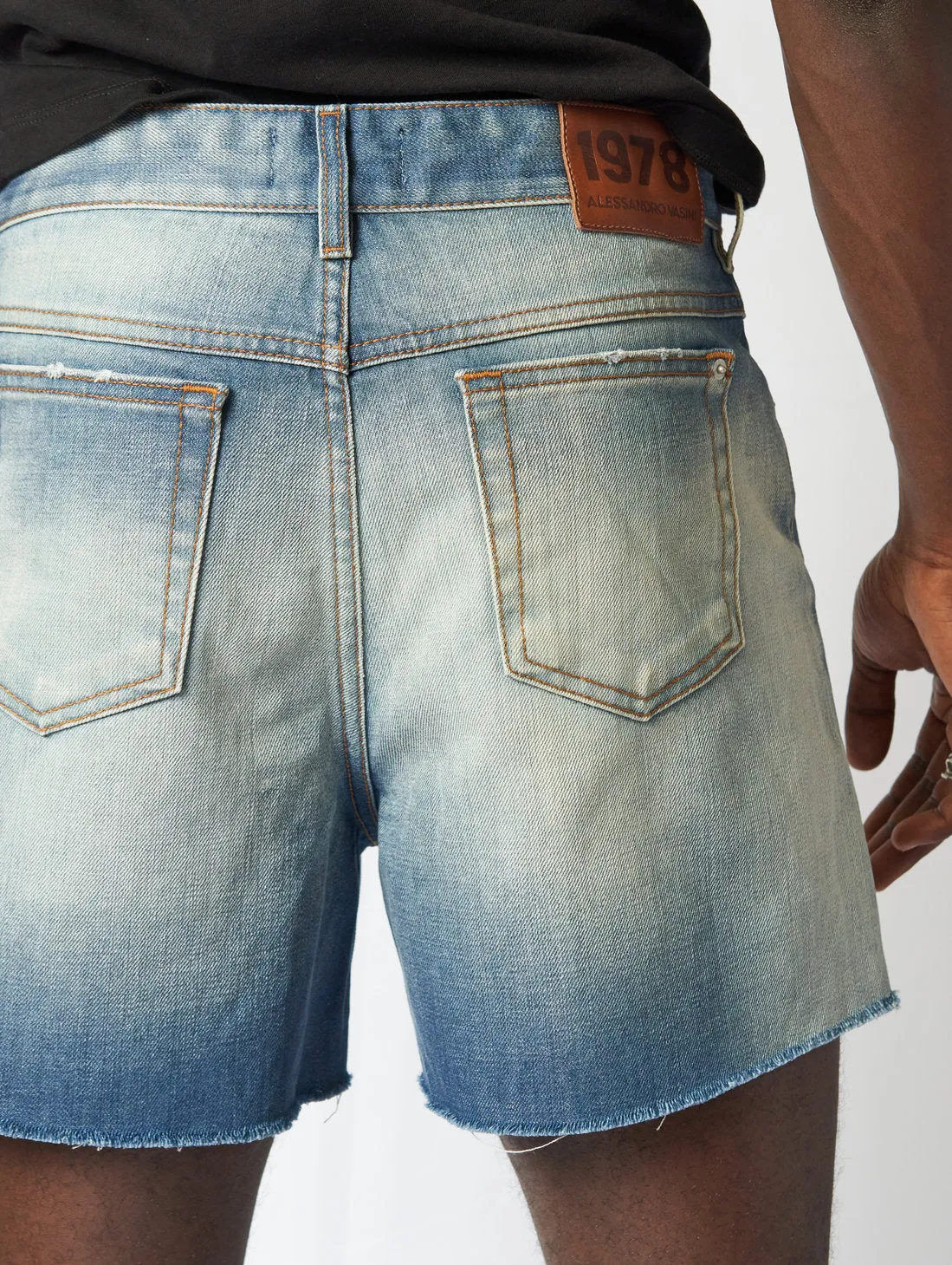 IZZY DENIM SHORTS IN DISTRESSED BLUE - Unisex