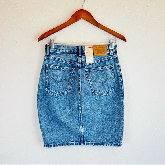 Levi’s Women’s Button Front Mini Blue Mom Denim Skirt Size 26 NWT