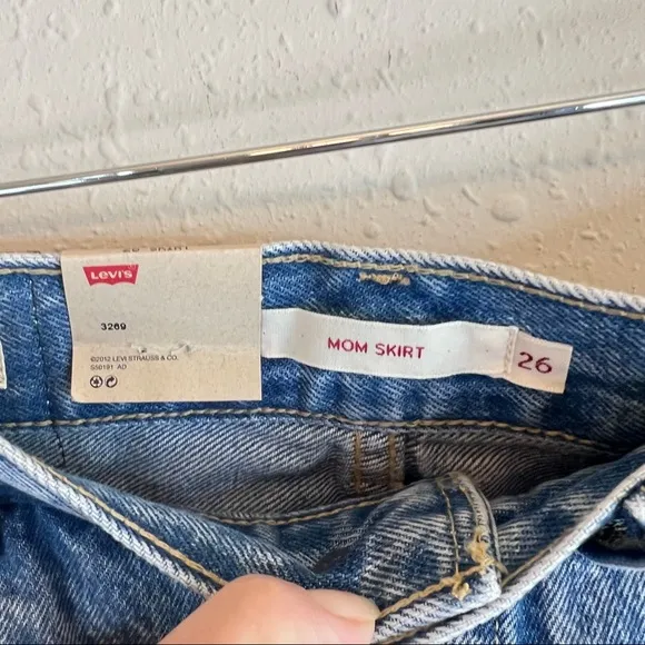 Levi’s Women’s Button Front Mini Blue Mom Denim Skirt Size 26 NWT