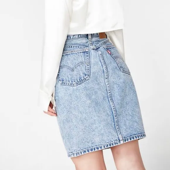 Levi’s Women’s Button Front Mini Blue Mom Denim Skirt Size 26 NWT