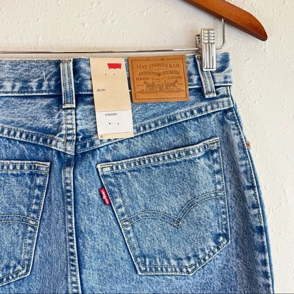 Levi’s Women’s Button Front Mini Blue Mom Denim Skirt Size 26 NWT