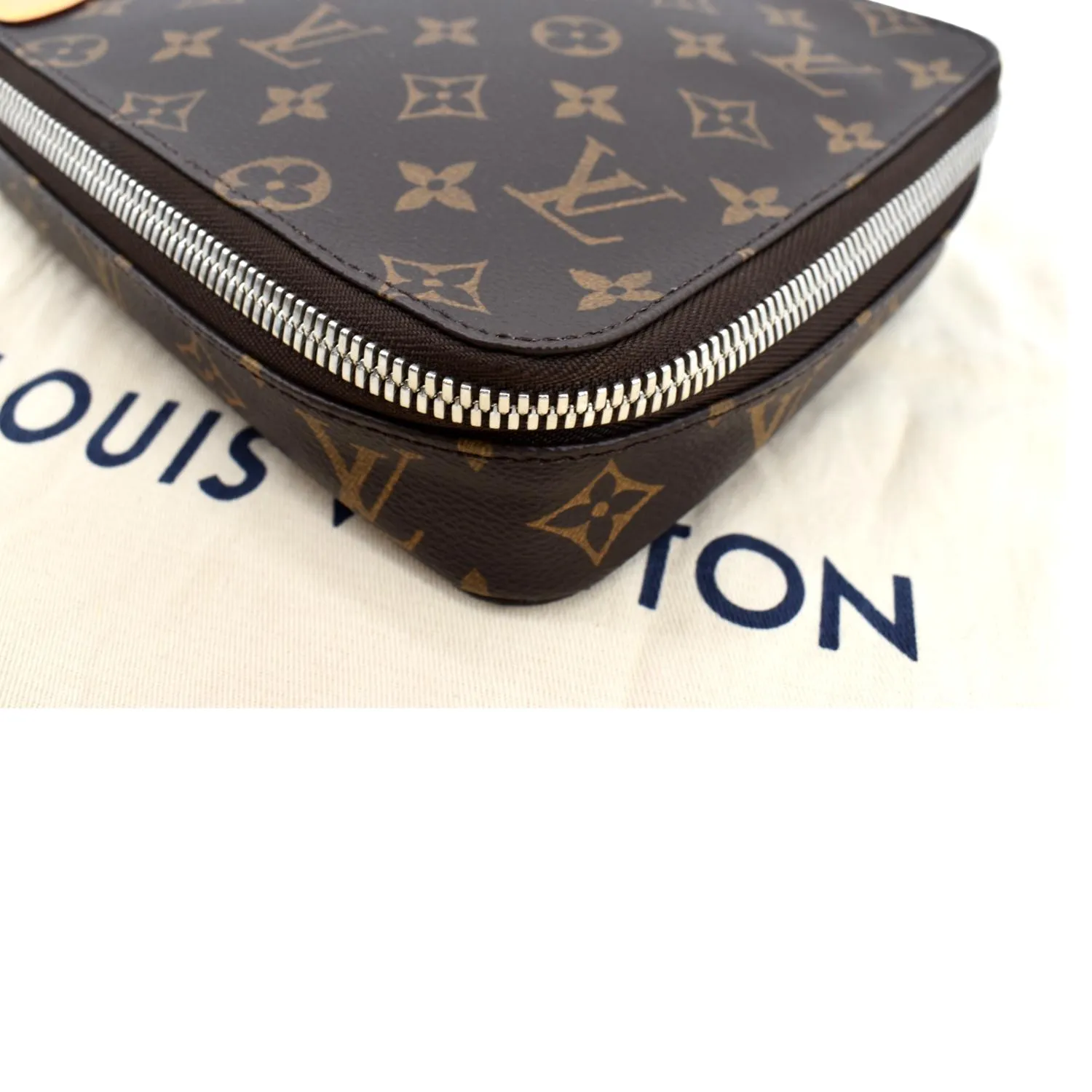 LOUIS VUITTON Horizon Monogram Canvas Accessories Pouch Brown
