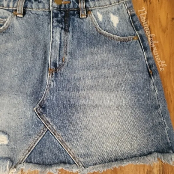 NWT $79 Rolla's Medium Wash Distressed Mini Skirt, Size 24