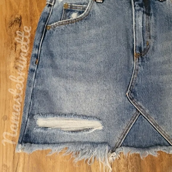 NWT $79 Rolla's Medium Wash Distressed Mini Skirt, Size 24