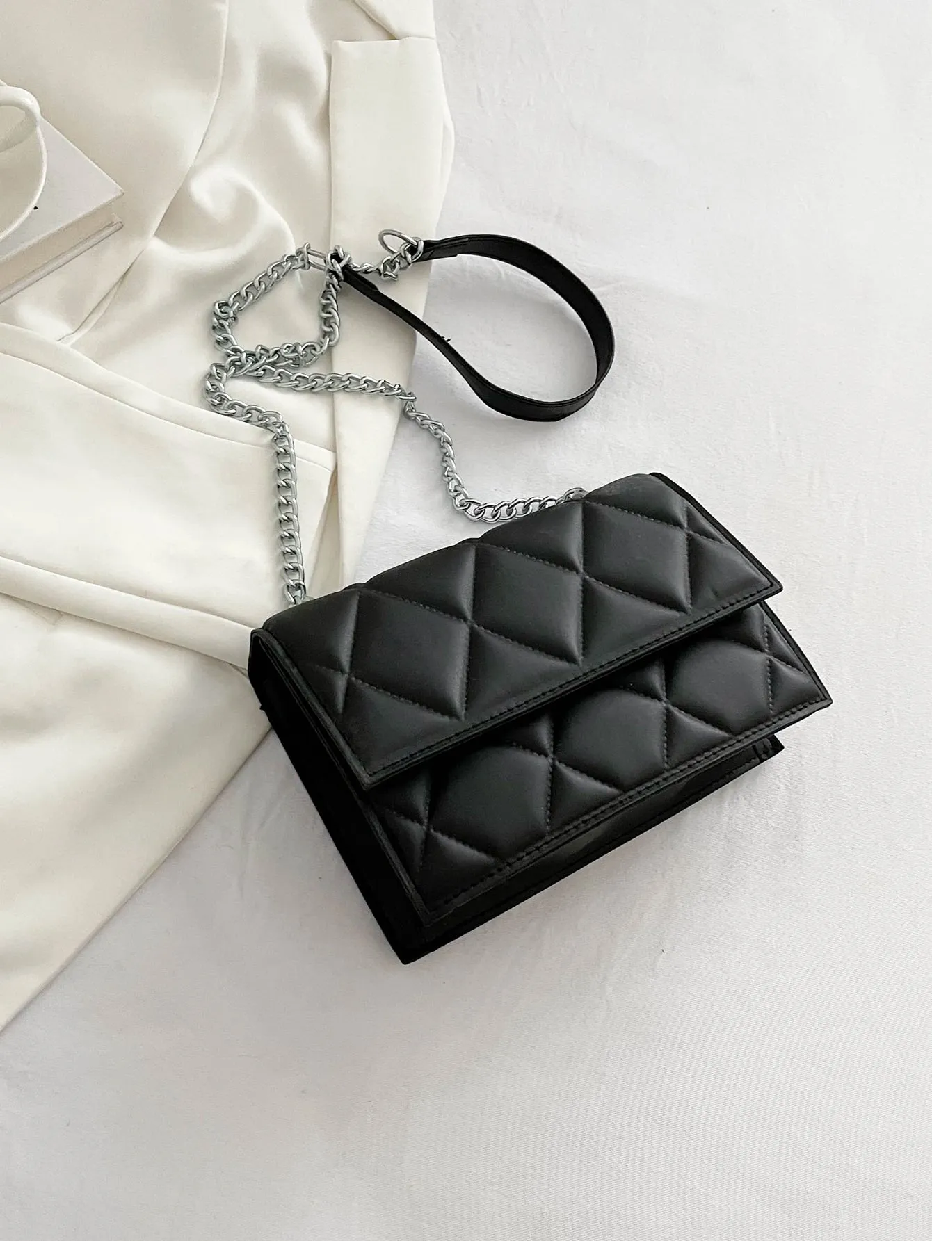 Quilted Detail Flap Chain Square Bag - 𝘚𝘚²³ - Black