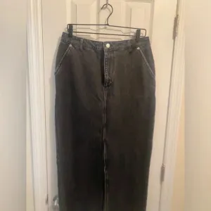 Slit detailed maxi denim skirt
