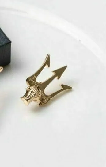 Stunning Vintage Look Gold Plated High End British Trident Design Lapel Pin B48O