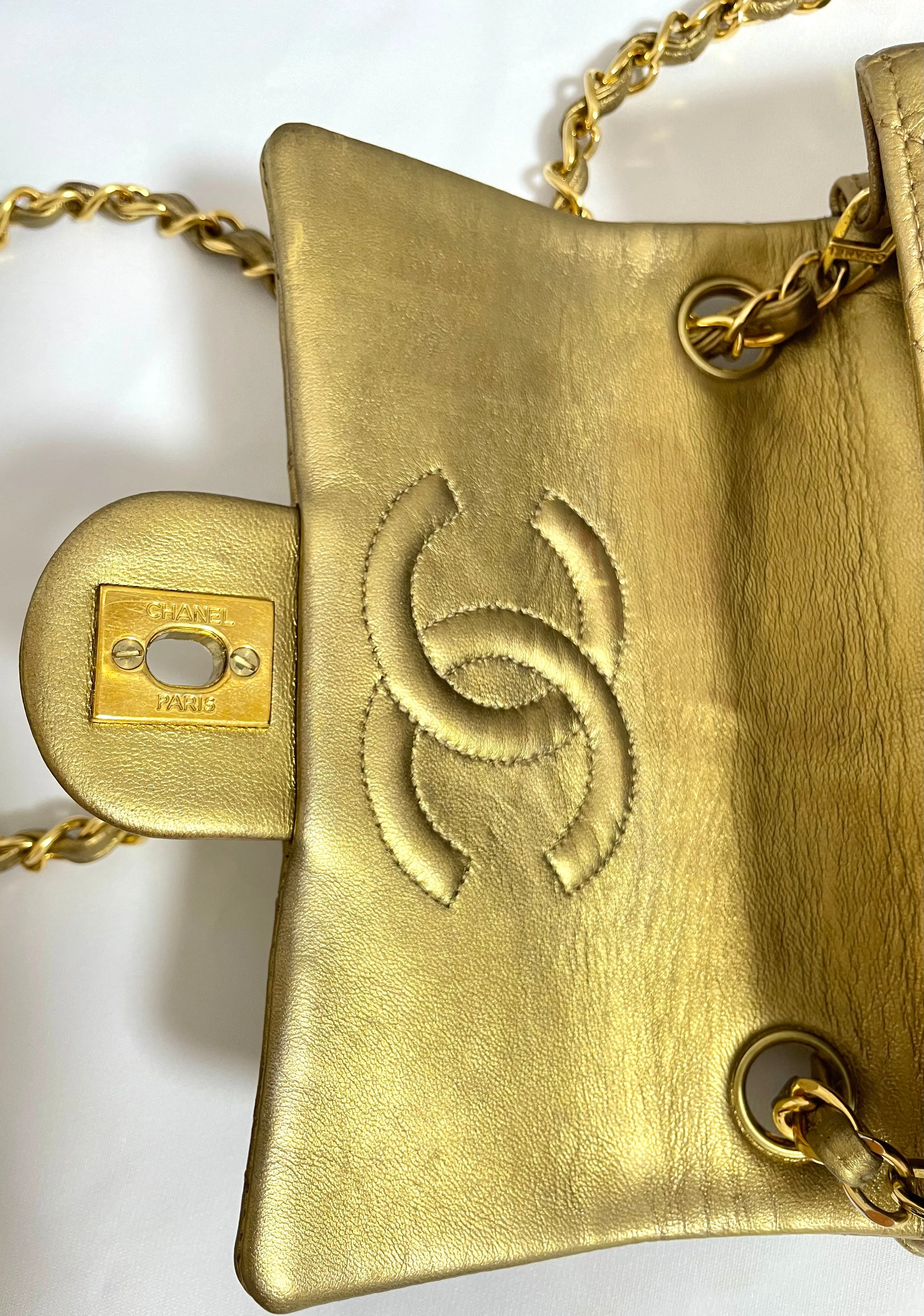 Vintage CHANEL golden lambskin flap chain shoulder bag, classic 2.55 mini purse with gold tone CC closure. 0409052
