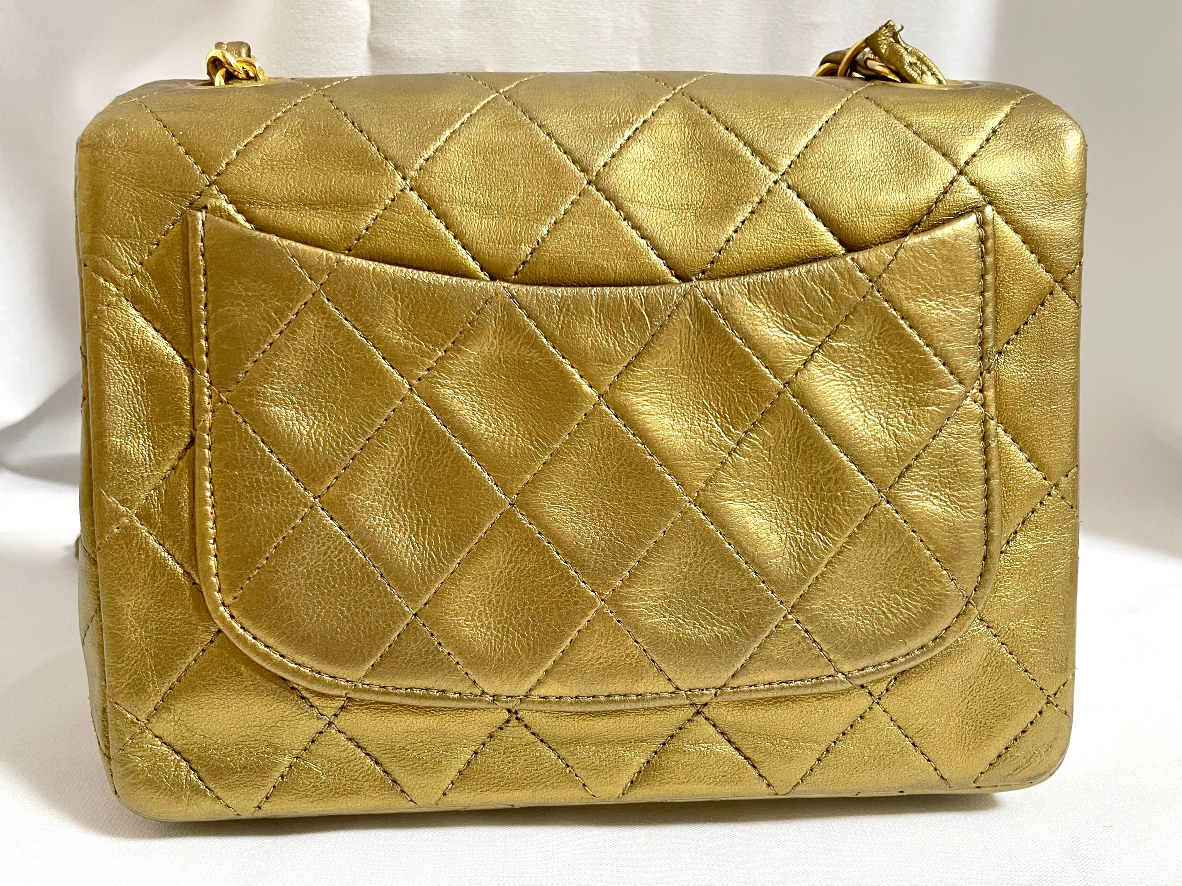 Vintage CHANEL golden lambskin flap chain shoulder bag, classic 2.55 mini purse with gold tone CC closure. 0409052