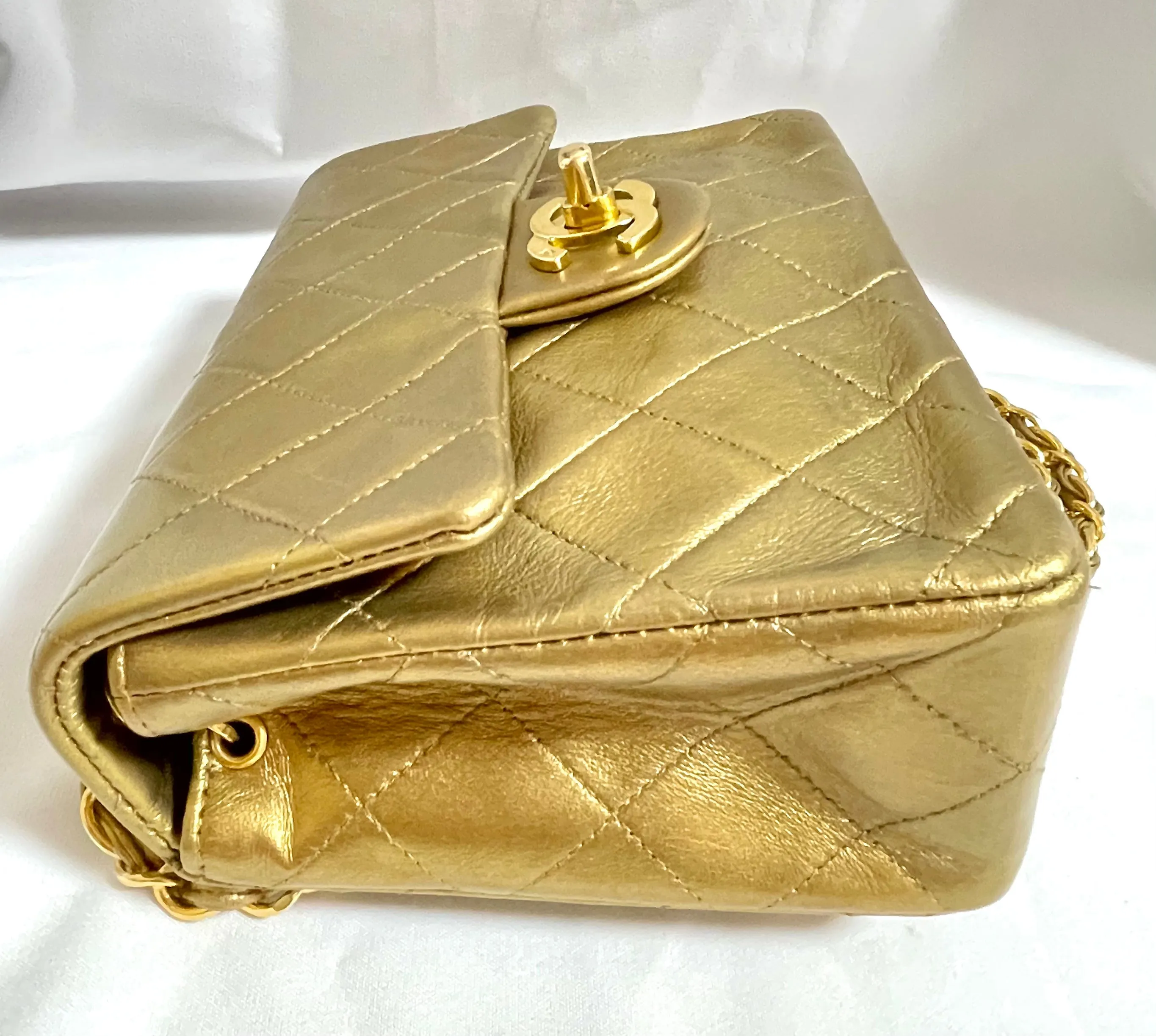 Vintage CHANEL golden lambskin flap chain shoulder bag, classic 2.55 mini purse with gold tone CC closure. 0409052