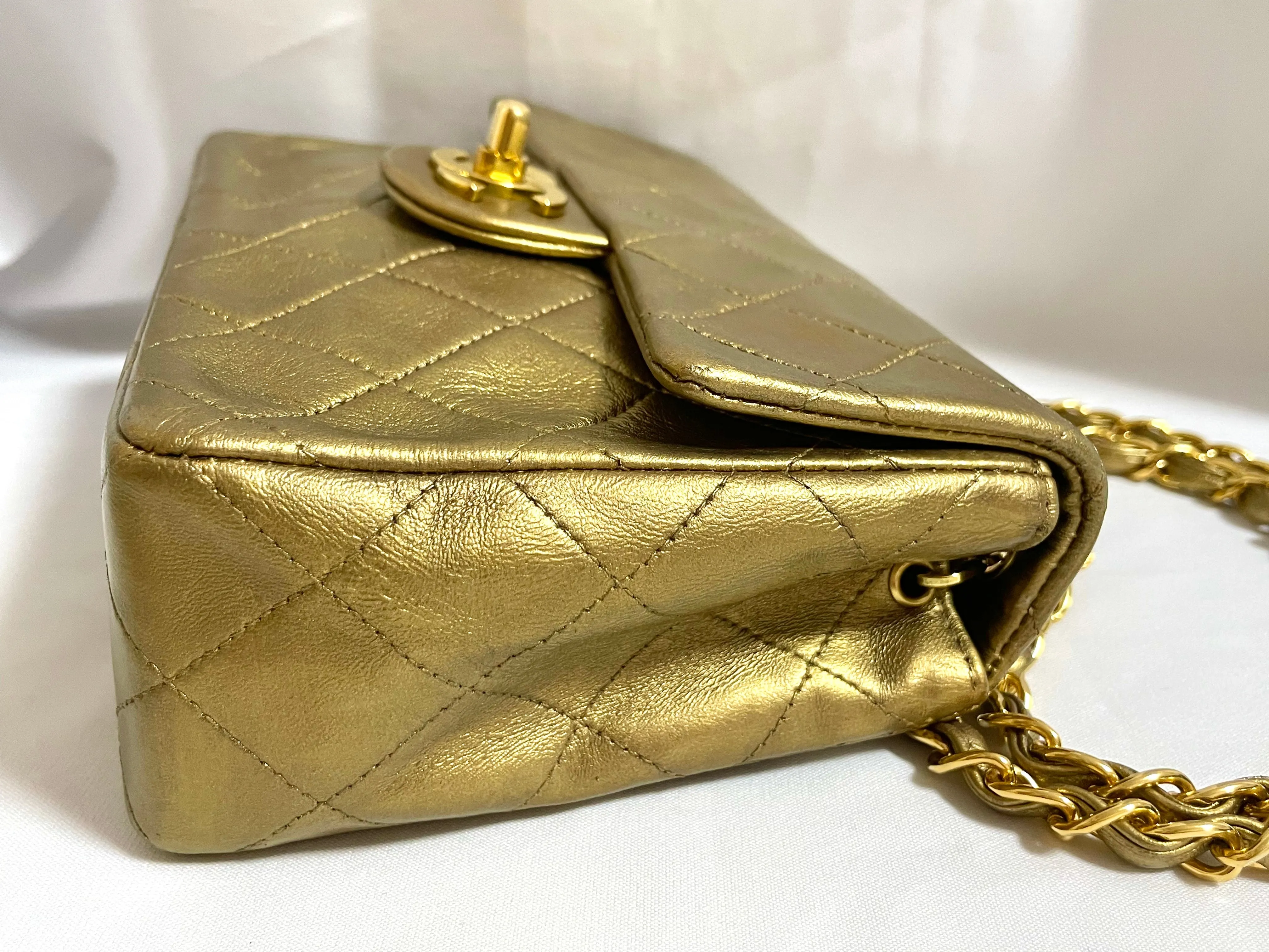 Vintage CHANEL golden lambskin flap chain shoulder bag, classic 2.55 mini purse with gold tone CC closure. 0409052