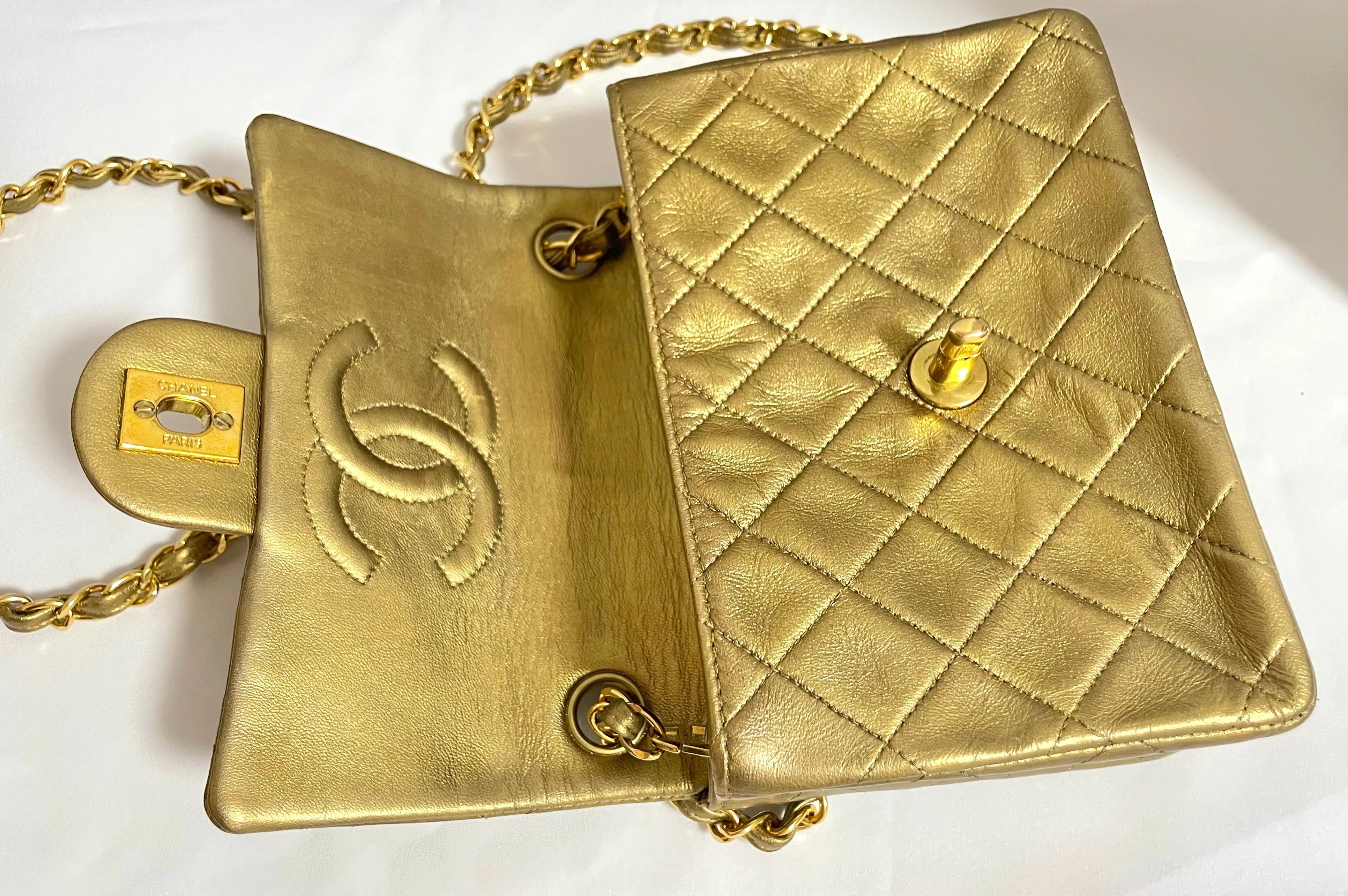 Vintage CHANEL golden lambskin flap chain shoulder bag, classic 2.55 mini purse with gold tone CC closure. 0409052