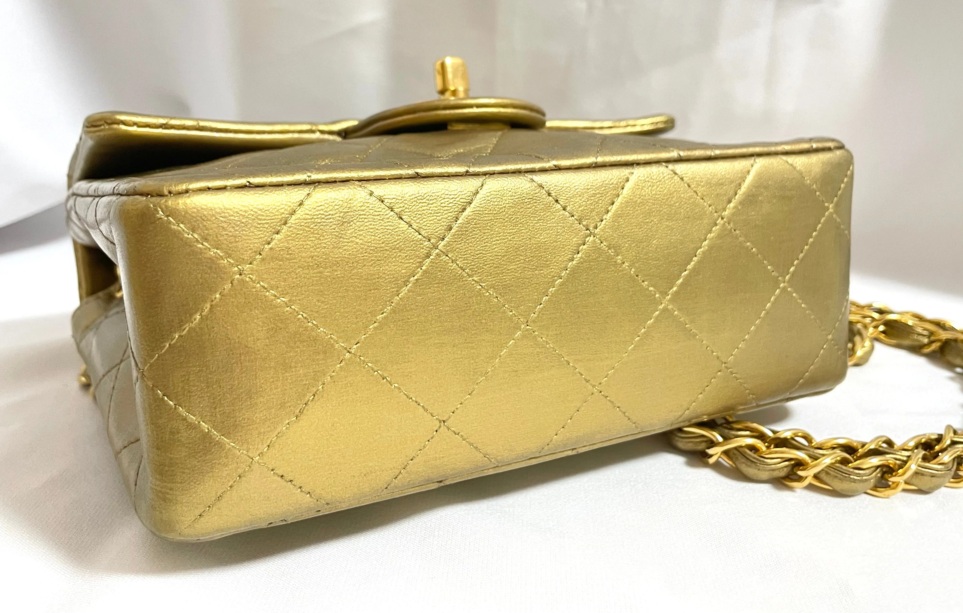Vintage CHANEL golden lambskin flap chain shoulder bag, classic 2.55 mini purse with gold tone CC closure. 0409052