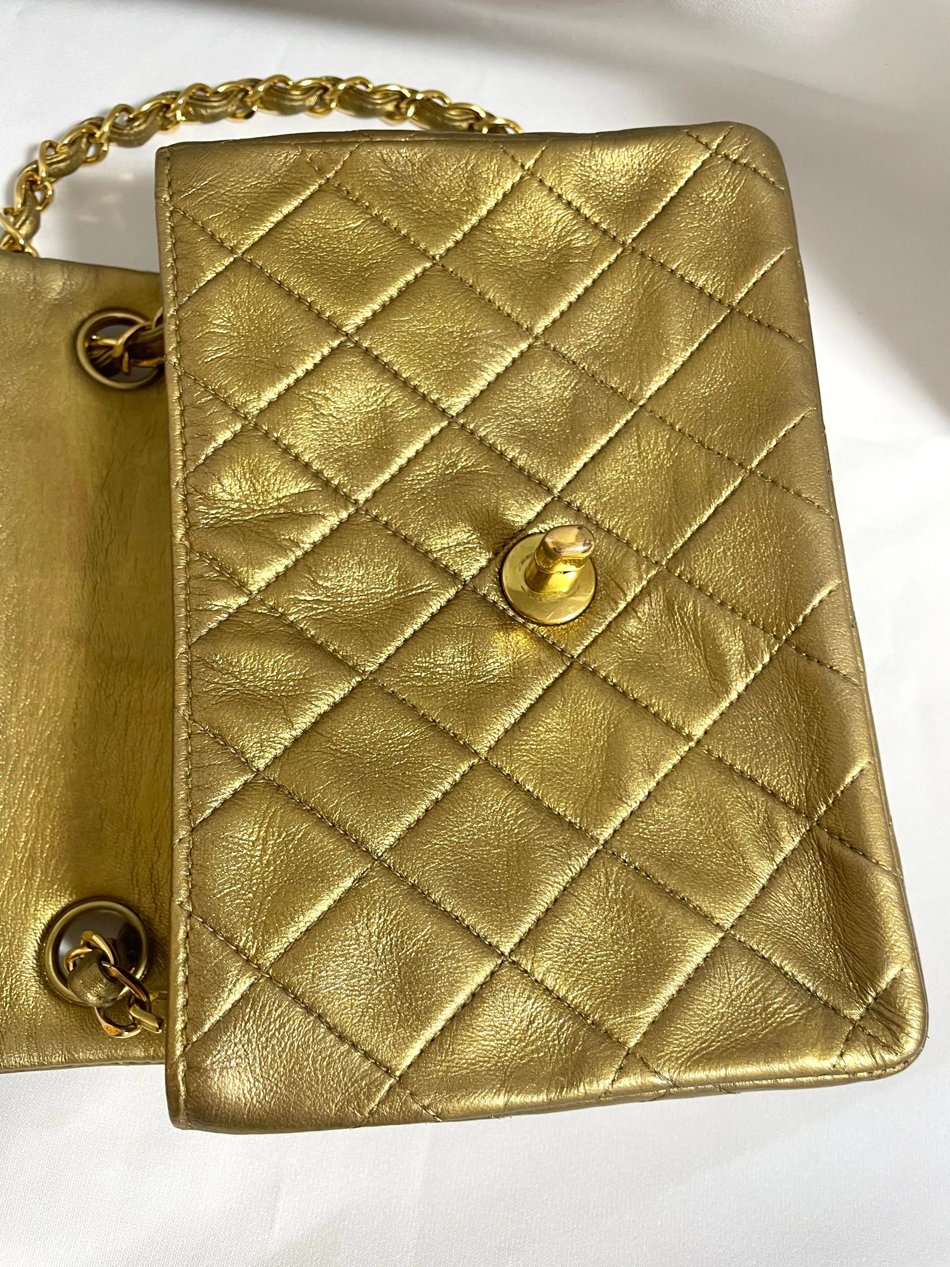 Vintage CHANEL golden lambskin flap chain shoulder bag, classic 2.55 mini purse with gold tone CC closure. 0409052