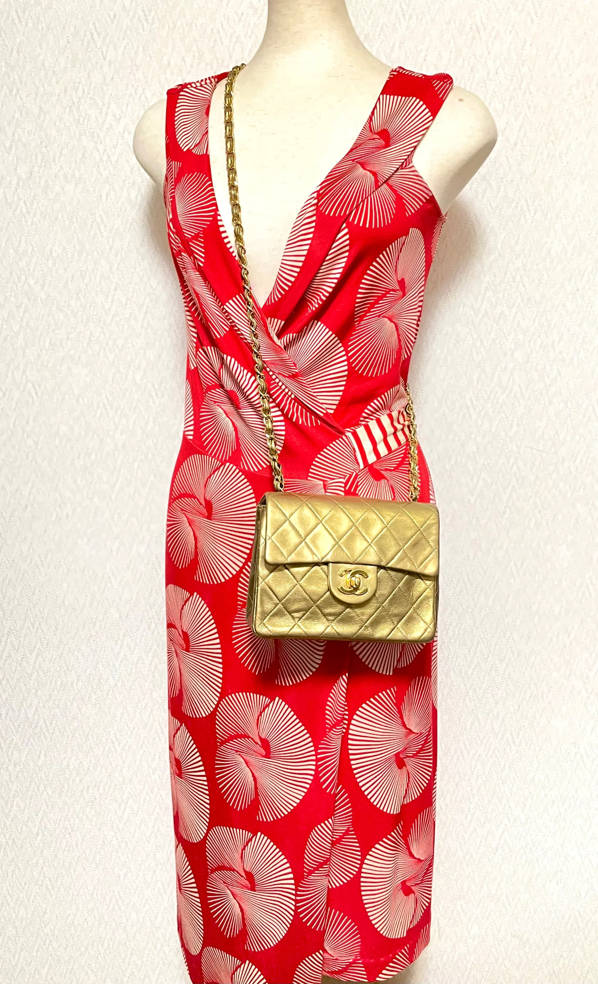 Vintage CHANEL golden lambskin flap chain shoulder bag, classic 2.55 mini purse with gold tone CC closure. 0409052