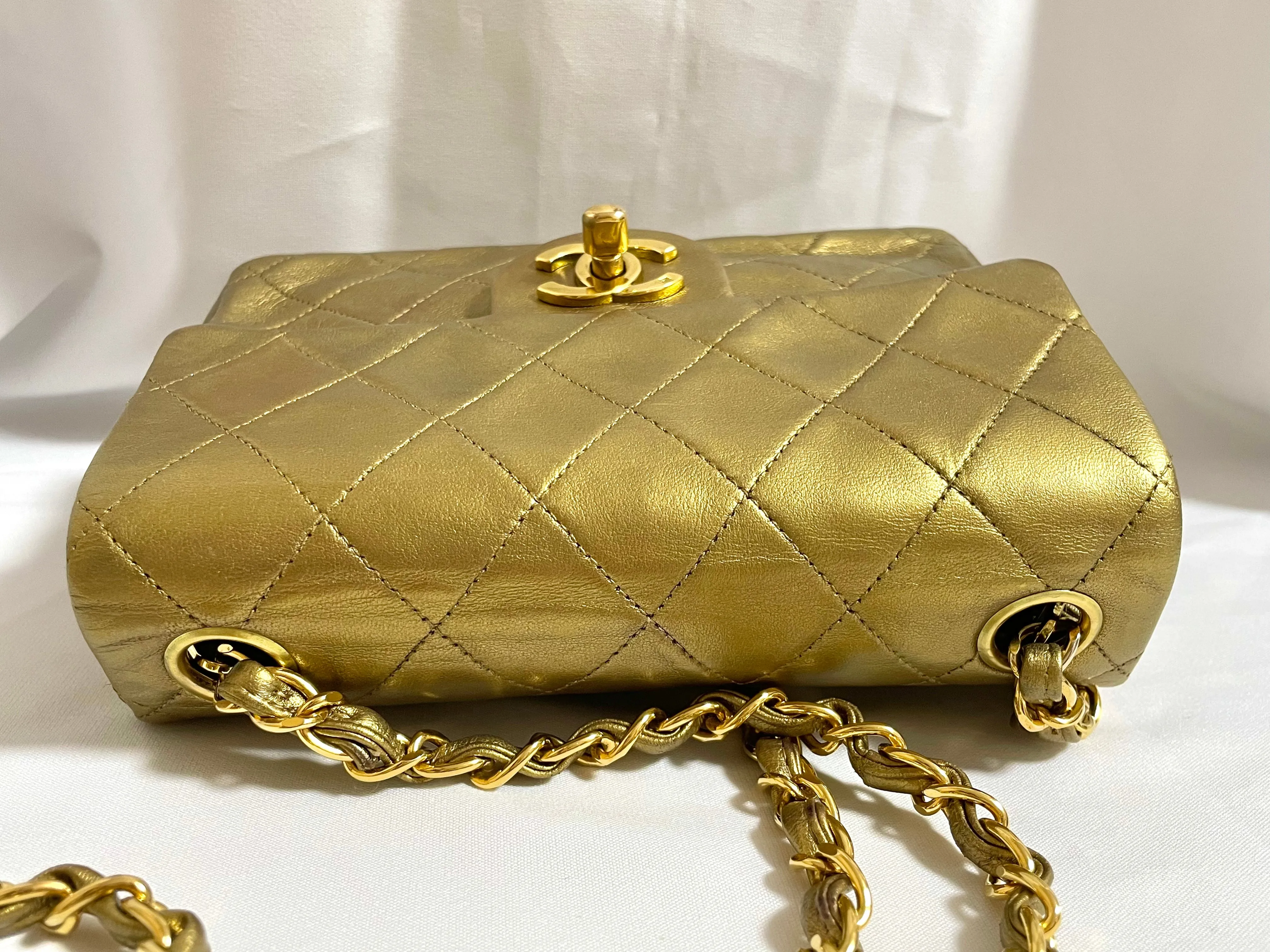 Vintage CHANEL golden lambskin flap chain shoulder bag, classic 2.55 mini purse with gold tone CC closure. 0409052
