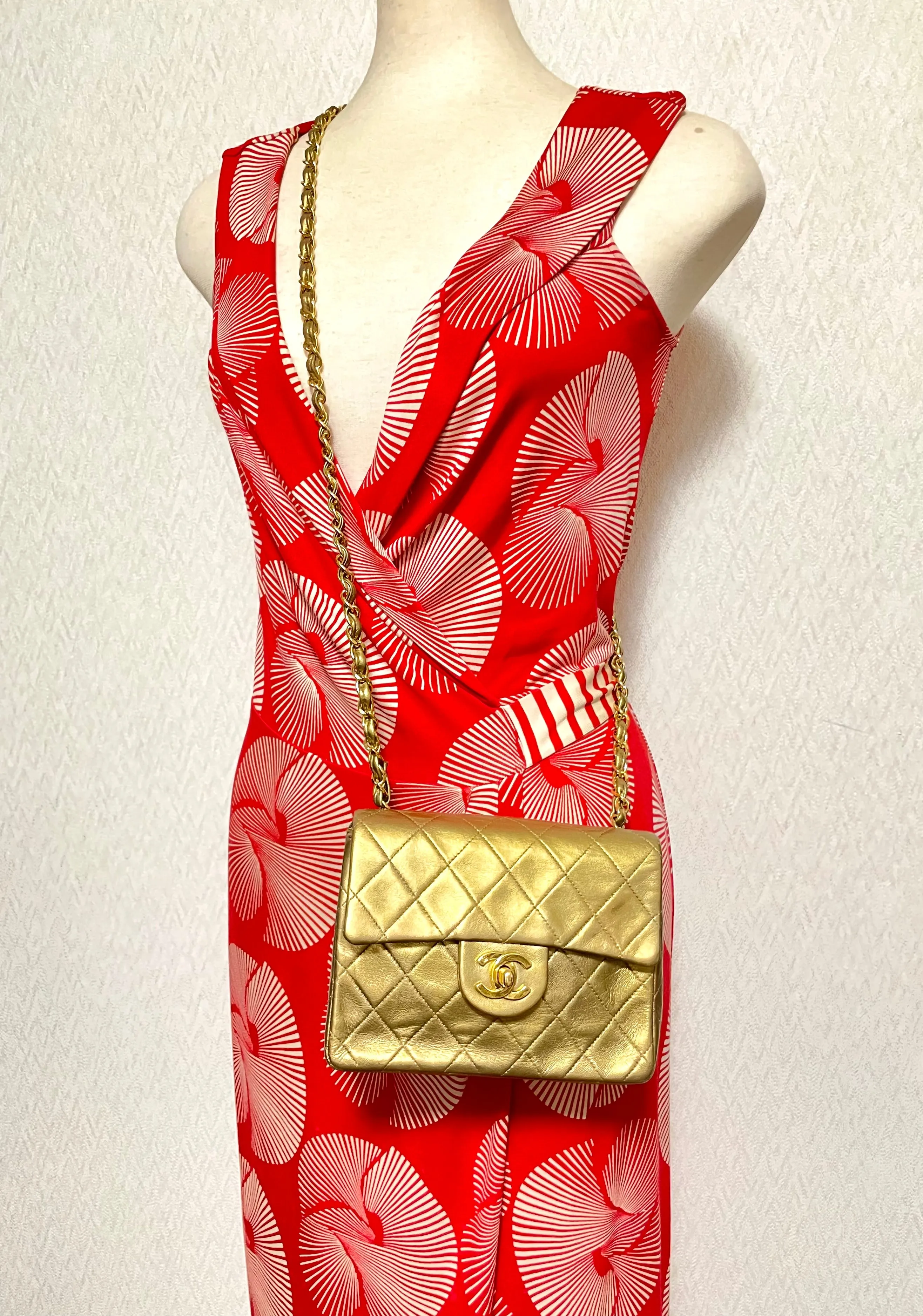 Vintage CHANEL golden lambskin flap chain shoulder bag, classic 2.55 mini purse with gold tone CC closure. 0409052
