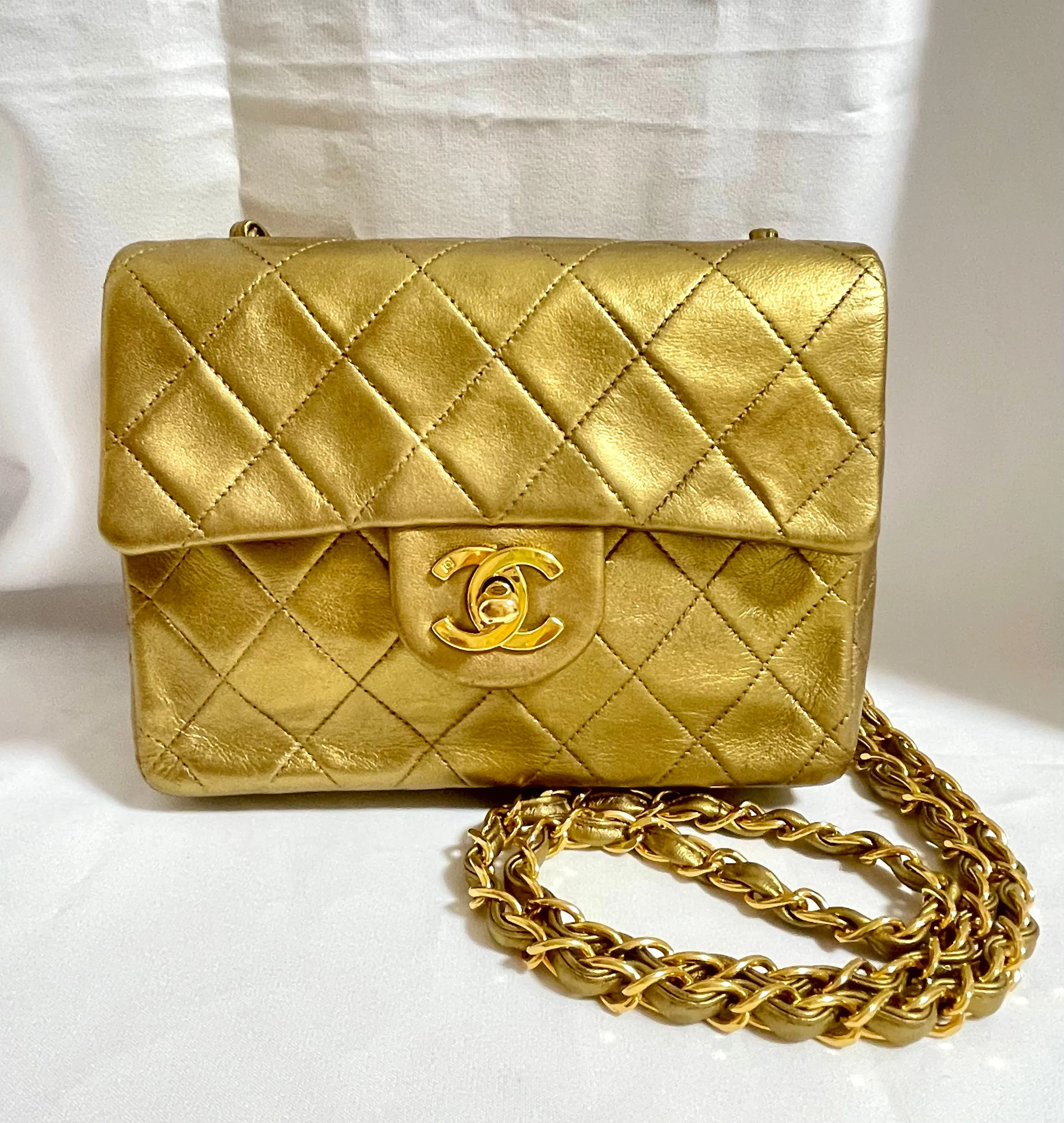 Vintage CHANEL golden lambskin flap chain shoulder bag, classic 2.55 mini purse with gold tone CC closure. 0409052